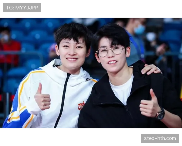 杨力维训练完直接瘫在场边啃蛋白棒，这自律狠人连喘口气都在算卡路里？