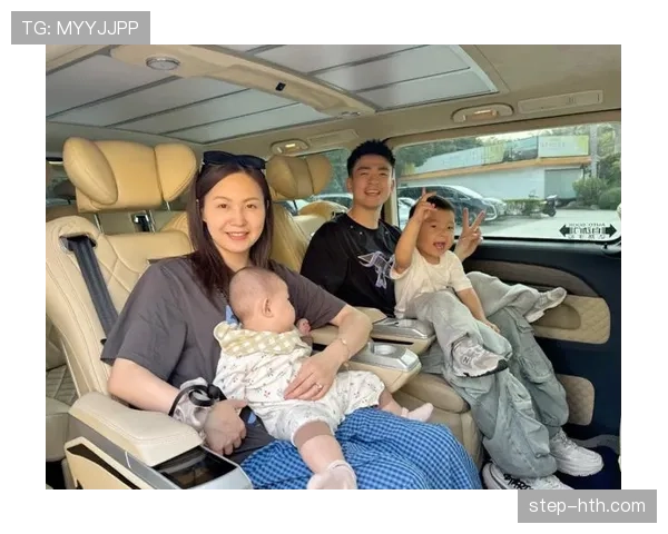 郑思维训练完直接去接娃，球拍放婴儿车里当玩具